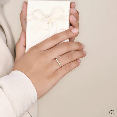 flush set round diamond minimalist band