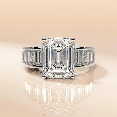 Yellow gold 4-prong emerald ring with elegant detailing