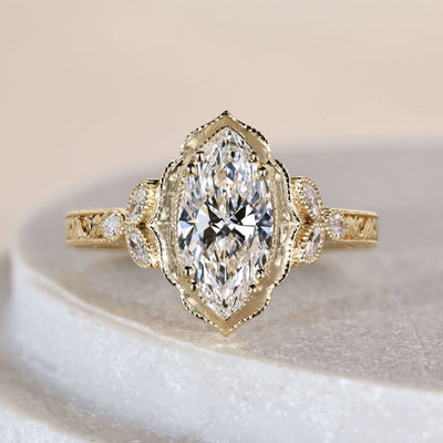 Marquise engagement ring in yellow gold vintage style
