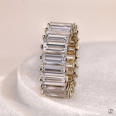 lab grown baguette diamond prong setting wedding band
