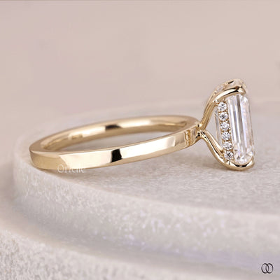 Unique setting emerald cut diamond ring in yellow gold band
