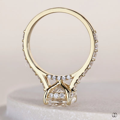 4 prong ring securing round diamond centerpiece
