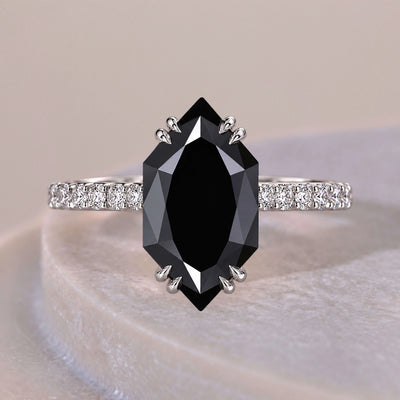 Dutch marquise ring with an elegant elongated gemstone setting
