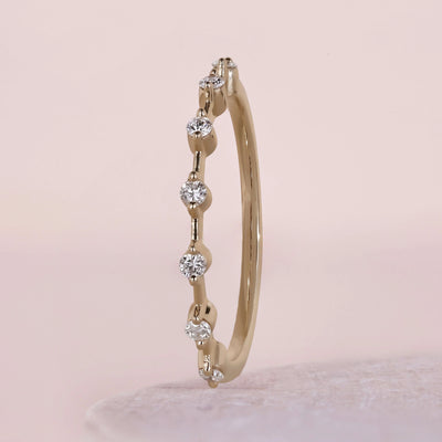 Bubble half-eternity style band with sparkling diamonds
