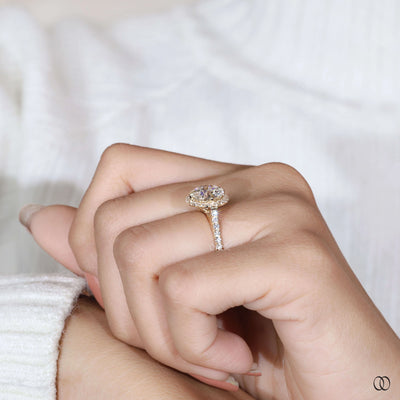 Antique style round diamond ring in yellow gold
