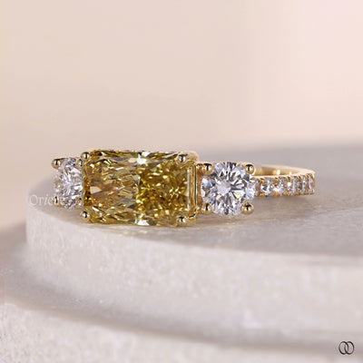 three stone diamond ring yellow gold setting
