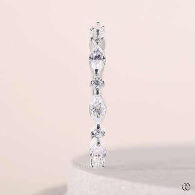 shared prong setting white gold wedding band
