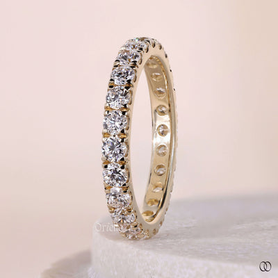 round diamond band shared prong eternity band
