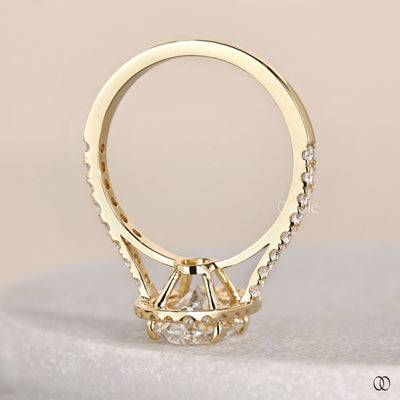 Cathedral setting ring supporting oval engagement ring
