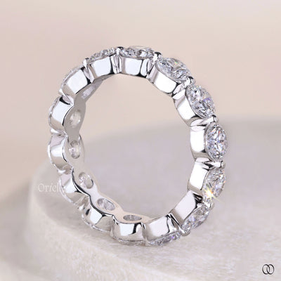 unique round diamond bubble style band in white gold
