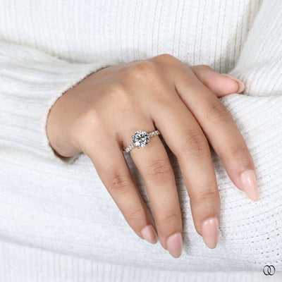 Cathedral setting ring supporting round engagement ring

