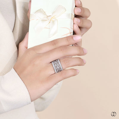 round diamond band vintage style gold ring
