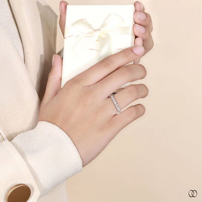 shared prong round diamond wedding band
