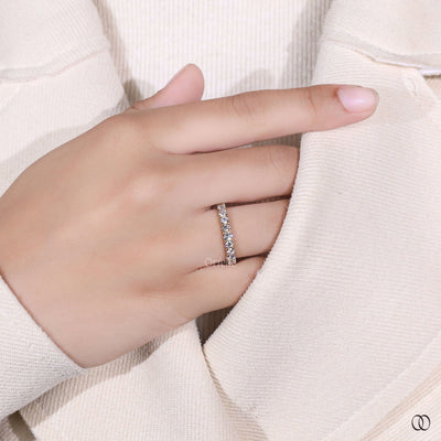 shared prong wedding band round diamond band
