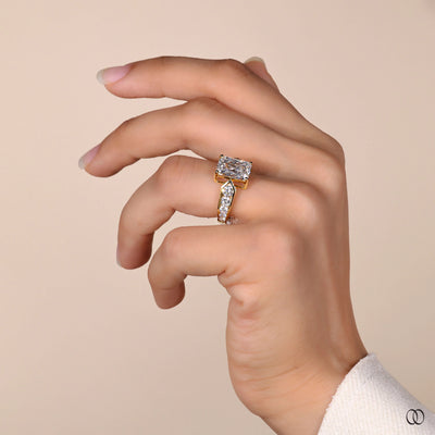 Handmade ring with delicate craftsmanship and diamonds
