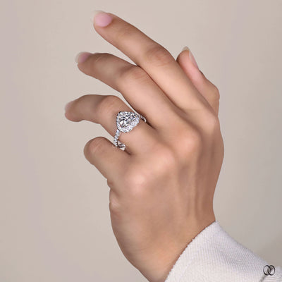 Unique design ring with elegant diamond detailing