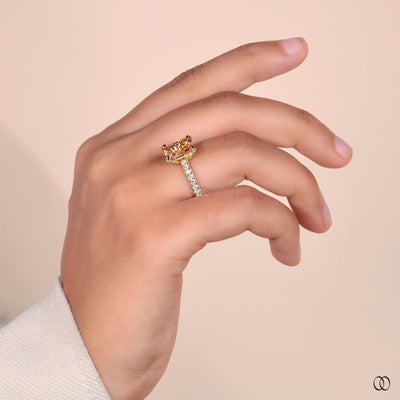 Unique setting ring with distinctive diamond detailing
