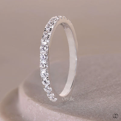prong setting round diamond wedding band
