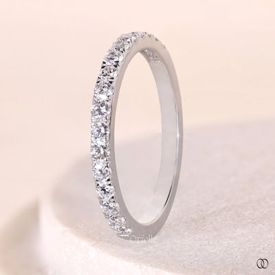 prong setting round diamond wedding band
