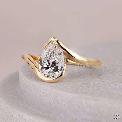 V shape prong setting pear diamond ring
