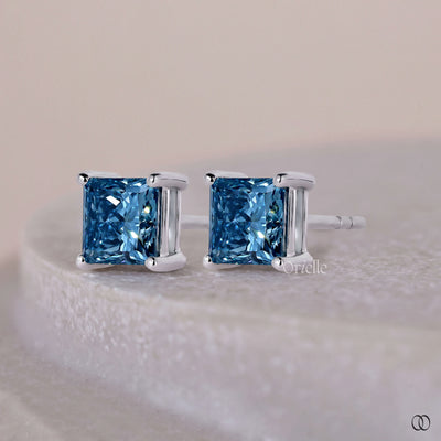 Stud earrings with a classic design and sparkling diamond accents
