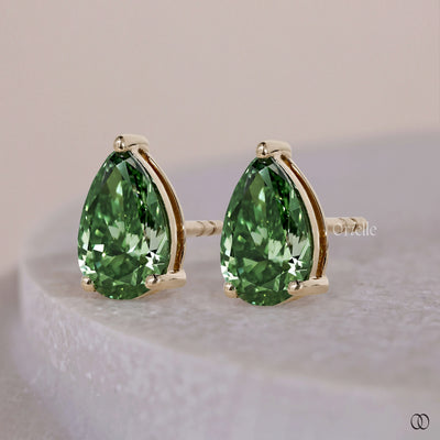 Basket setting earrings with brilliant diamonds and classic detailing
