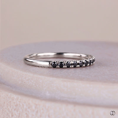 Round cut band with sparkling diamonds and an elegant design
