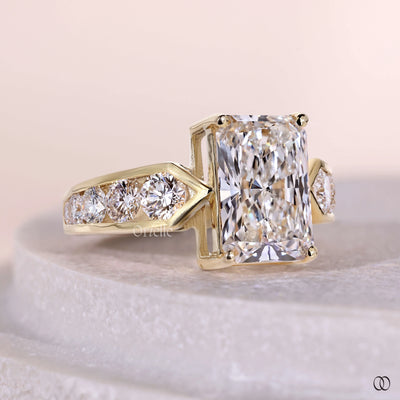 Round prong ring with an elegant diamond setting
