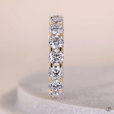 Eternity band with brilliant diamonds around the ring
