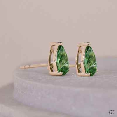 Stud earrings with sparkling stones and a timeless minimalist design
