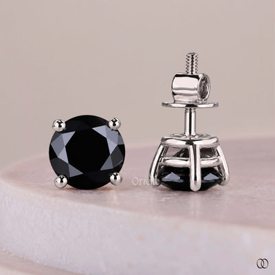 Round cut earrings with brilliant stones and classic design
