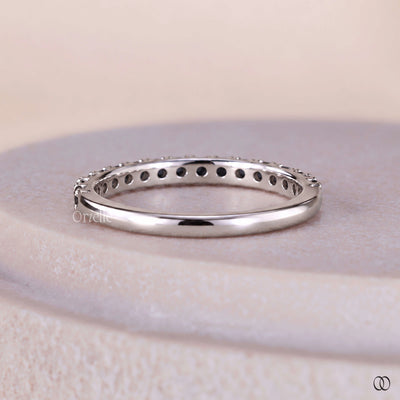 Moissanite wedding bands with brilliant stones and refined settings
