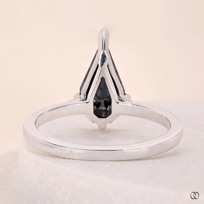unique design ring gray diamond gold ring
