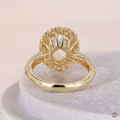 Basket setting engagement ring with a secure diamond design
