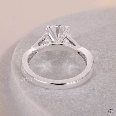 Unique setting ring with round cut lab grown diamond
