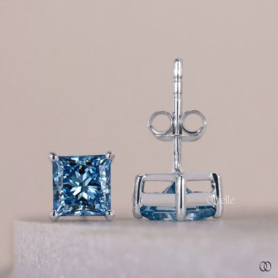White gold earrings with brilliant diamonds and a polished finish
