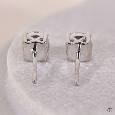 prong setting round diamond stud earrings
