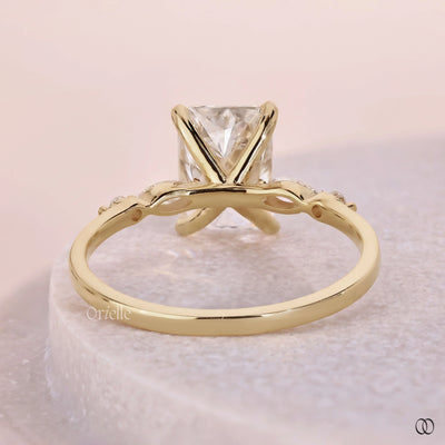 Bubble style diamond ring with unique curved design
