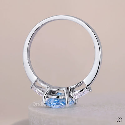 Unique setting ring with distinctive diamond detailing

