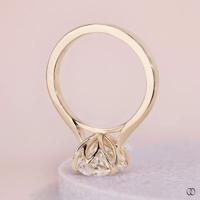 Unique setting ring with distinctive diamond detailing