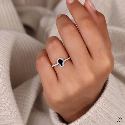 Unique setting ring with distinctive diamond detailing