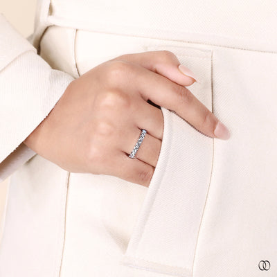 unique design ring round cut diamond band
