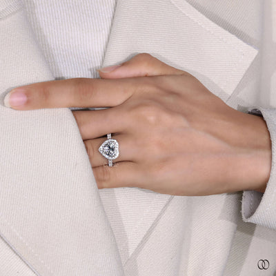 Unique setting ring with distinctive diamond detailing