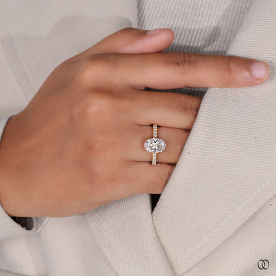 Unique setting ring with distinctive diamond detailing
