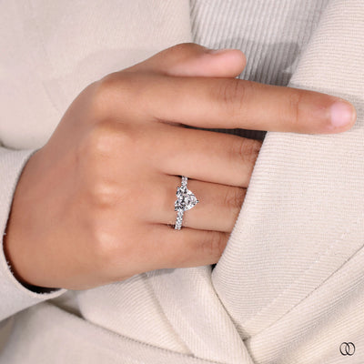 Prong ring with a timeless elegant diamond setting