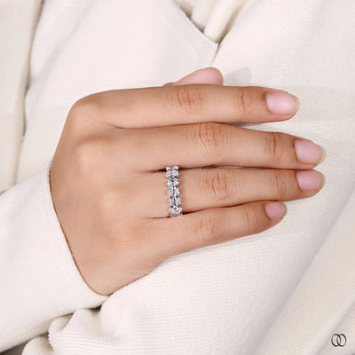 diamond prong setting oval wedding band
