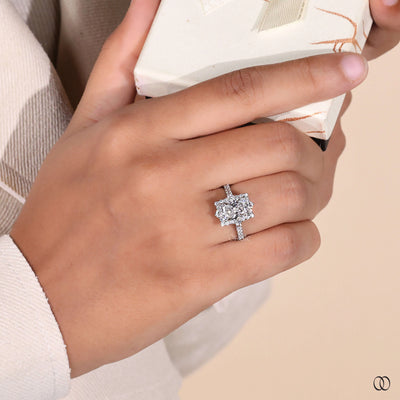 Unique design ring with an elegant diamond setting
