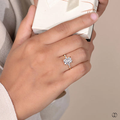 Unique setting ring with distinctive diamond detailing
