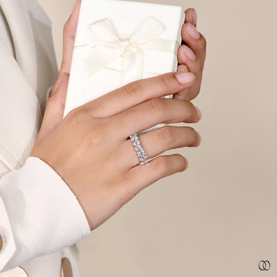 diamond prong setting white gold band
