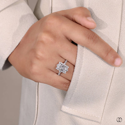 Unique setting ring with distinctive diamond details
